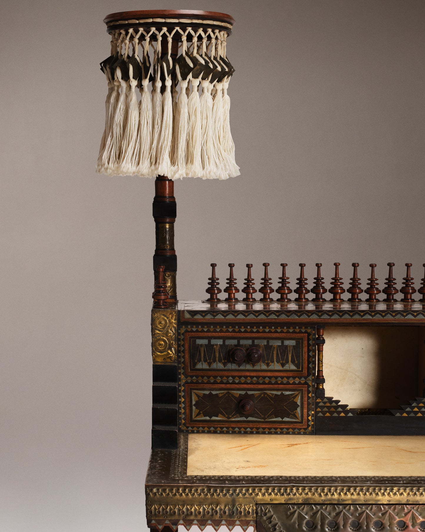 VINTAGE CARLO BUGATTI - Un bureau et une chaise