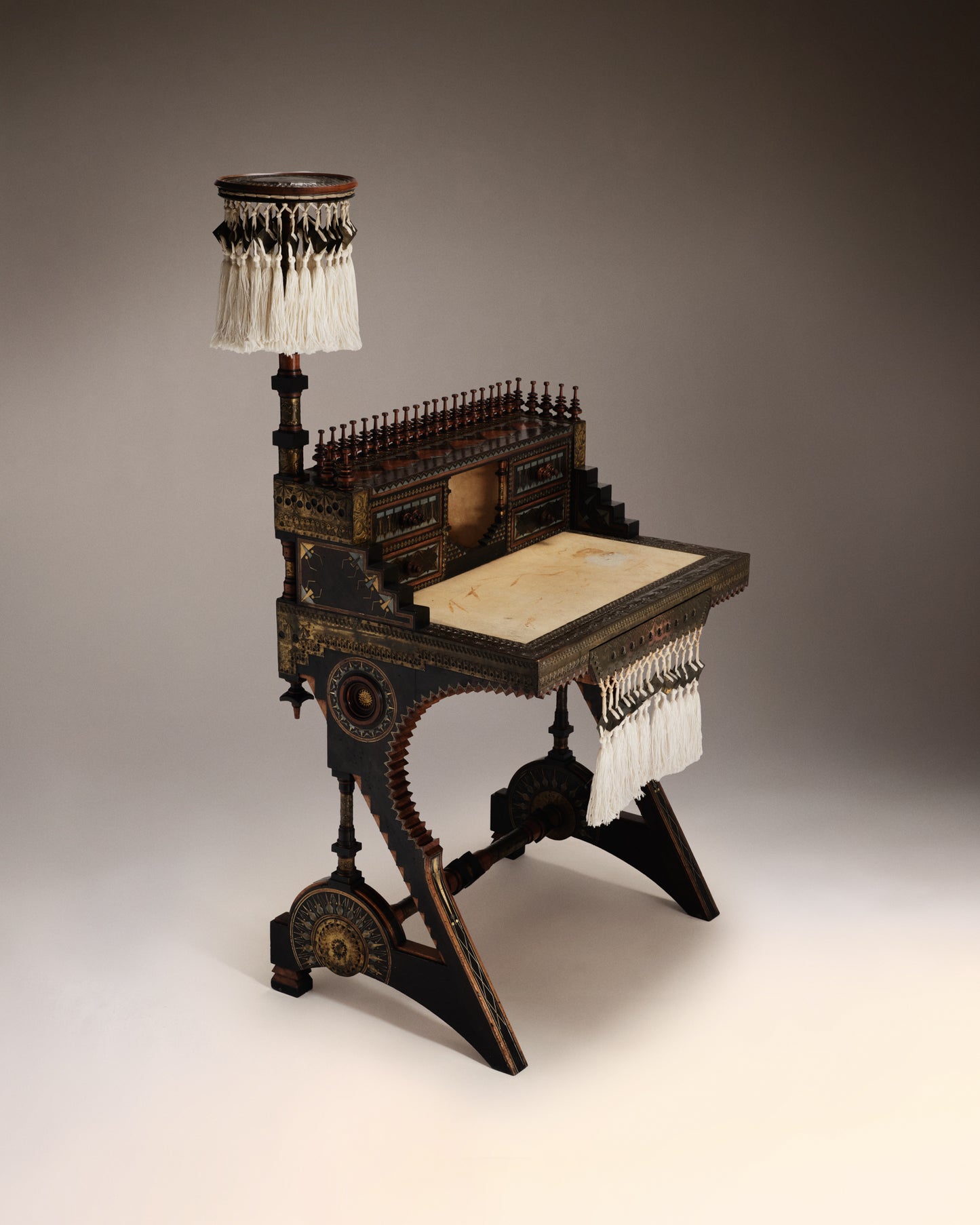 VINTAGE CARLO BUGATTI - Un bureau et une chaise