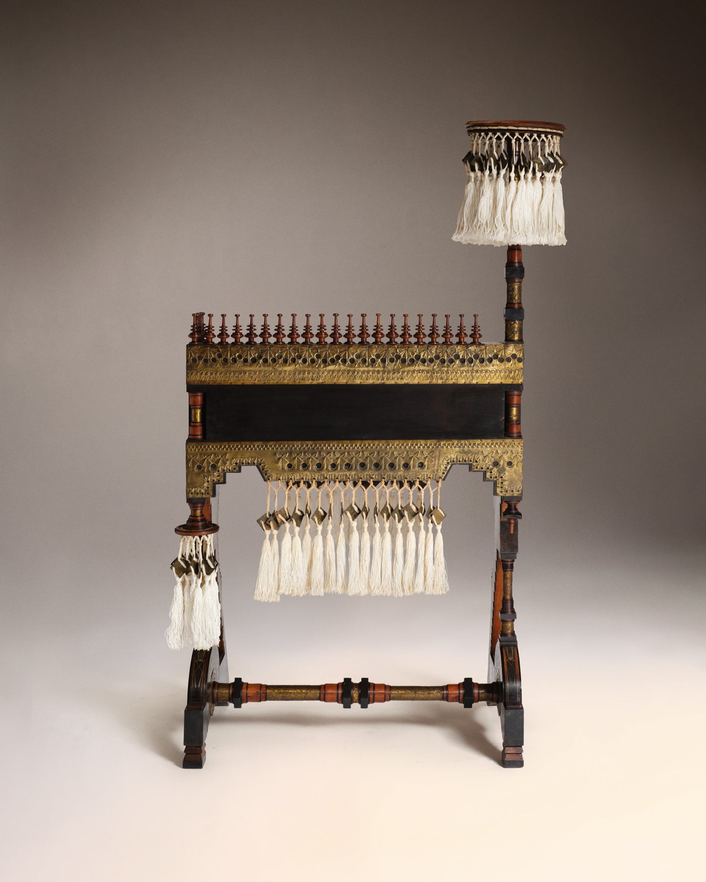 VINTAGE CARLO BUGATTI - Un bureau et une chaise